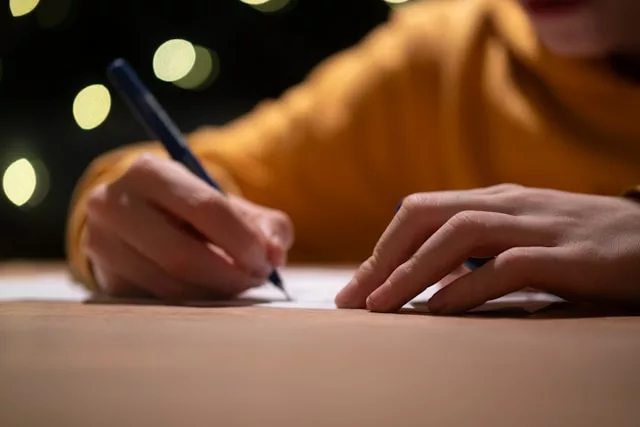 personne écrivant dans son registre de police